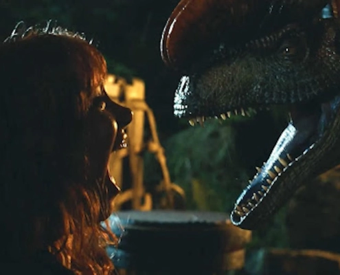 Claire comes facce to face with a Dilophosaurus. Jurassic World: Dominion.